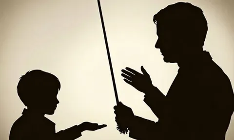 Người lớn rời đi, trẻ con ở lại