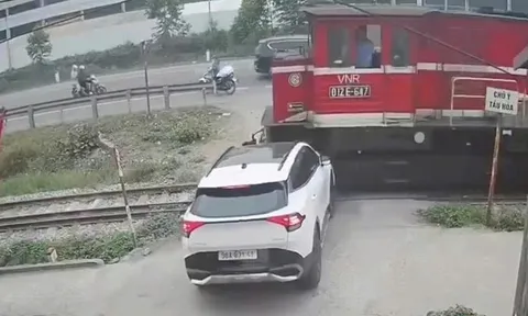 Từ ngày 15/5/2026, ô tô vượt rào chắn đường sắt có thể bị phạt đến 20 triệu đồng