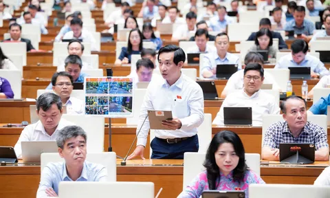 Đại biểu đề xuất bố trí điểm dừng cho shipper giao hàng, người đi xe máy gọi điện thoại