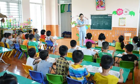 Khi nào giáo viên nào được hưởng hỗ trợ khi tham gia phổ cập giáo dục mầm non?