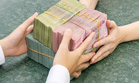 Bên nhận đầu tư ghi nhận nghĩa vụ phải trả cổ tức cho cổ đông vào ngày nào?