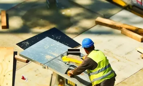 Công ty ký hợp đồng giao nhận thầu xây dựng, thời điểm lập hóa đơn là khi nào?