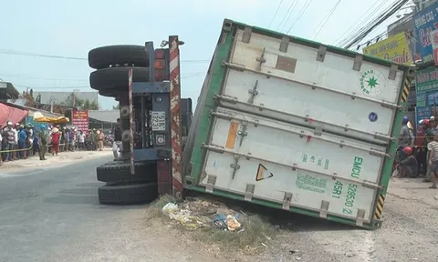 Container chở hàng bị lật nghiêng, đè tử vong 3 người đi ở Đồng Tháp