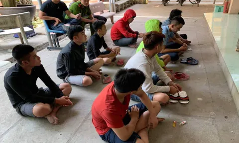 Tưởng lực lượng công an là đối thủ, nhóm đối tượng lao vào tấn công