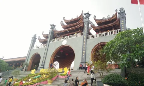TP.Uông Bí yêu cầu chùa Ba Vàng chấm dứt việc "thỉnh vong"
