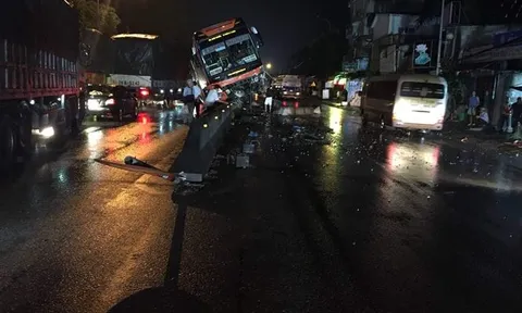 Tài xế buồn ngủ, xe khách phi lên nằm vắt vẻo trên dải phân cách