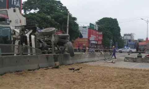 Xe bồn lật nghiêng, hàng ngàn lít xăng tràn lênh láng trên quốc lộ