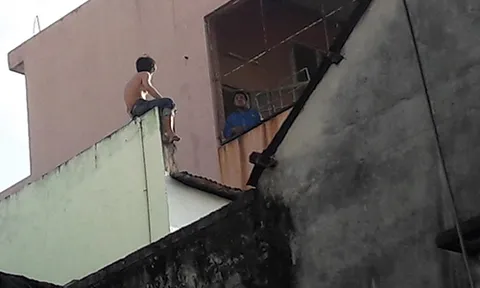 Người đàn ông ngáo đá, mang dao trèo lên nóc nhà cố thủ 2 giờ đồng hồ