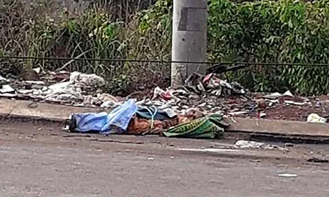 Phát hiện thi thể phụ nữ quấn trong chiếu bỏ ven đường