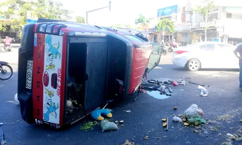 Vượt đèn đỏ, xe cứu thương tông xe bán tải lăn nhiều vòng