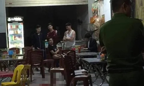 Đang ngồi nhậu tại quán, bất ngờ bị nam thanh niên lao vào đâm chém tới tấp