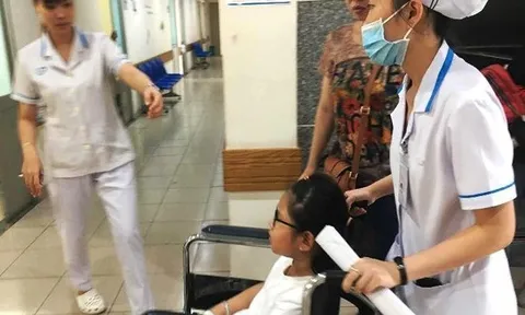Hơn 60 học sinh Sài Gòn nhập viện sau khi ăn bánh mì cà ri bò