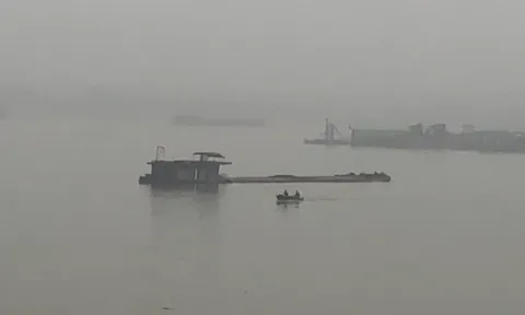 Phúc Thọ, Hà Nội: Xuất hiện nhiều tàu lạ khai thác cát ở xã Vân Nam?