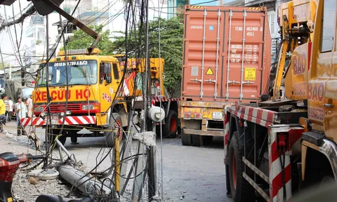 TP.HCM: Container tông sập nhà dân, cày nát trụ điện