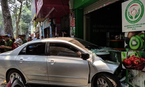 Nữ tài xế điều khiển bất ngờ lao thẳng vào cửa hàng hoa quả ở Hà Nội