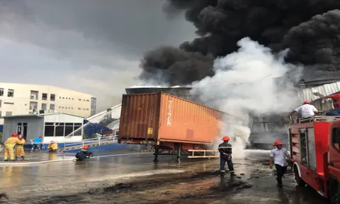 Cháy lớn ở khu công nghiệp Bình Dương, khói đen khổng lồ bốc cuồn cuộn