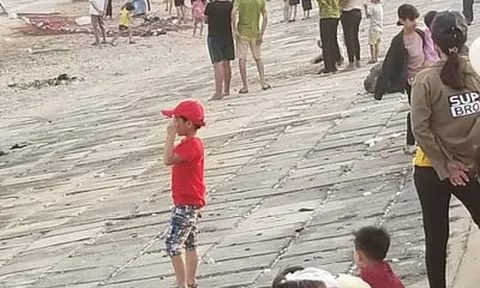 Nam sinh lớp 10 bị sóng cuốn mất tích khi đang tắm biển