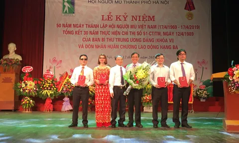 AIC Group tặng điện thoại '9999 hy vọng', giúp người khiếm thị 'nhìn thấy cả thế giới'