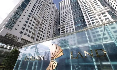 Thanh sắt rơi từ tòa nhà Golden Land làm 2 người bị thương