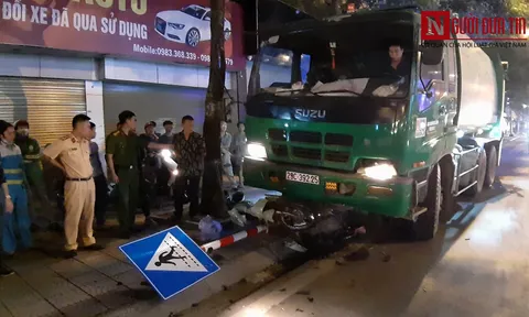 Xe chở rác đâm vào người dừng đèn đỏ giữa đêm
