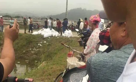 Hàng chục bao tải bỏ ven đường chứa 700kg ma túy đá