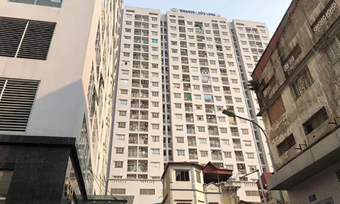 Bé trai ở Hà Nội rơi từ tầng 11 chung cư xuống đất