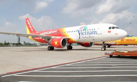 Niêm phong máy bay Vietjet bong tấm ốp sau khi hạ cánh