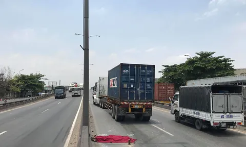 Nam thanh niên lao đầu vào container tự tử