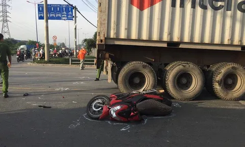 Người phụ nữ chết thảm dưới bánh xe container trên đường về quê nghỉ lễ