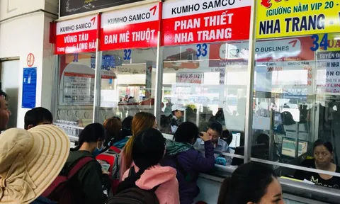 Người dân ùn ùn rời thành phố đi trốn nóng, tàu xe căng thẳng