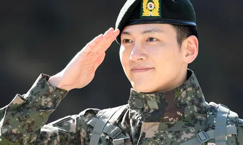Ji Chang Wook tươi cười xuất ngũ sau ồn ào là khách quen của hộp đêm