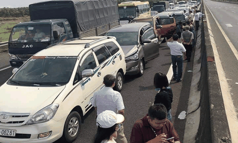 8 ô tô tông liên hoàn trên cao tốc TP.HCM- Trung Lương