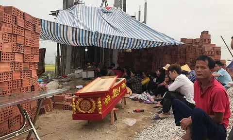 Tấn công bạn nợ tử vong, người thân mang quan tài đặt trước nhà
