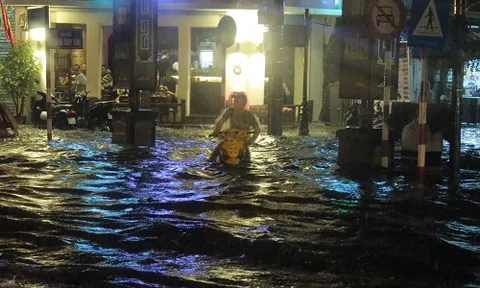 Hà Nội mưa lớn trong đêm, nhiều tuyến phố Hà Nội ngập úng