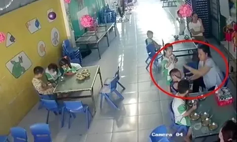 Xác minh bảo mẫu đút cháo như 'nhồi vịt', đánh liên tiếp vào đầu trẻ để chống ói?