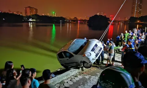 Ô tô mất lái lao xuống hồ Linh Đàm lúc nửa đêm, tài xế đạp cửa thoát thân