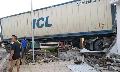 Xe container mất lái đâm thẳng vào nhà dân
