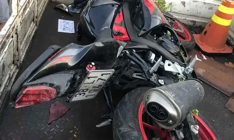 Xe mô tô phân khối lớn đâm vào dải phân cách, hai thanh niên 9X tử vong