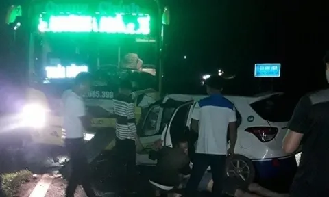Quảng Ninh: Taxi đấu đầu xe khách, 3 người tử vong
