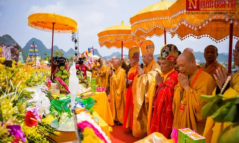 Độc đáo nghi lễ tắm Phật chùa Tam Chúc, mừng Đại lễ Phật đản Vesak 2019