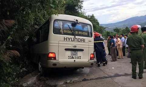 Xe khách chở đoàn sinh viên nước ngoài đâm vào vách núi