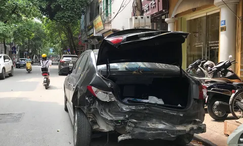 Mất lái ô tô gây tai nạn liên hoàn, hai mẹ con nhập viện