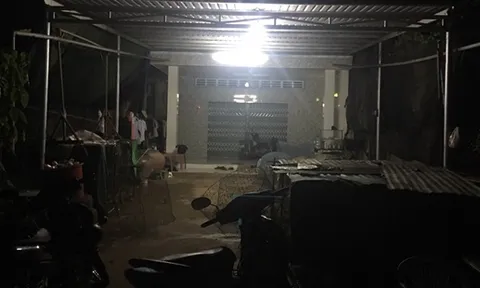 Vợ tạt nước sôi vào người chồng lúc nửa đêm vì ngoại tình về nhà còn đánh vợ
