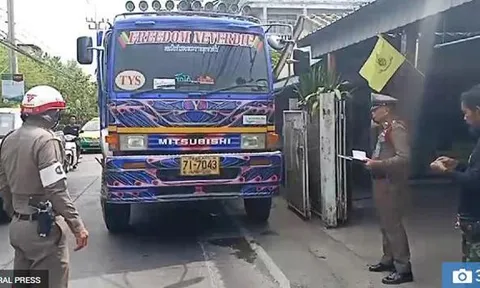 Người mẹ mải xem điện thoại, con nhỏ bị xe tải đâm chết