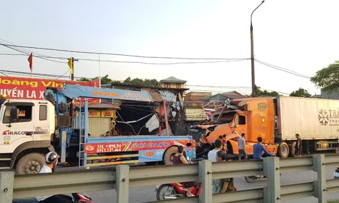 Tài xế container buồn ngủ, đâm đổ nhiều nhà dân