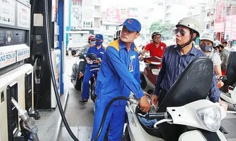 Giá xăng giảm nhẹ sau 3 lần tăng sốc liên tiếp?