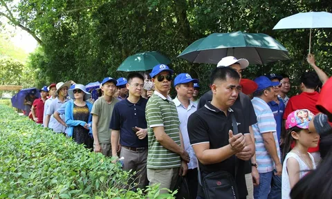 Người dân khắp mọi miền về khu di tích Kim Liên tưởng nhớ ngày sinh nhật lần 129 của Chủ tịch Hồ Chí Minh