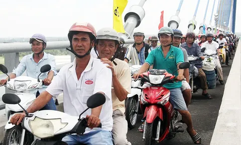 Người dân miền Tây ùn ùn tham quan cầu Vàm Cống