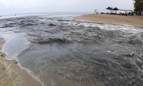 Đà Nẵng: Nước thải đen ngòm ồ ạt đổ ra biển