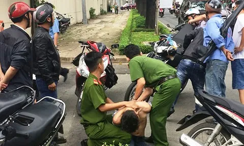 Một cảnh sát bị đâm trong khi trấn áp nhóm côn đồ cầm súng bắn người
